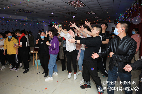 ��׷��ͯ�ꡤ�¾��ഺ���𱬾W(w��ng)4���f���Օ�(hu��)�A�M(m��n)�e�k