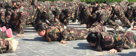 һ�˷��e(cu��)ȫ�w���P���@���ǈF(tu��n)�(du��)������