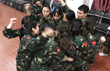 ���ˉ�(m��ng)�룬���ˈF(tu��n)�(du��)��ÿ��(g��)�˱،���(ji��n)����ȥ��